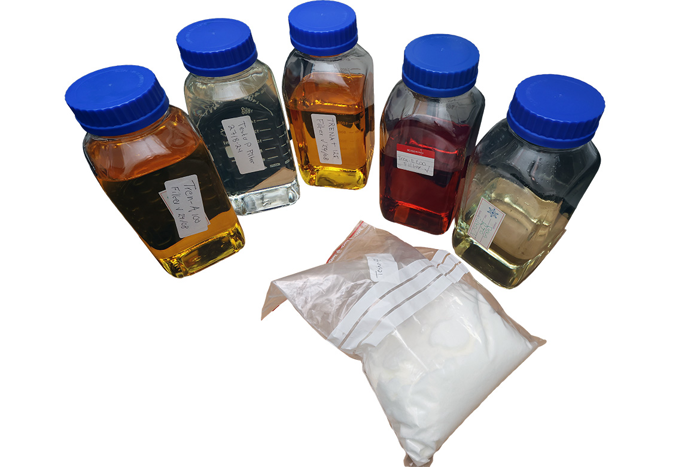 Flera olika flaskor med dopningspreparat och en påse med pulver. Foto.