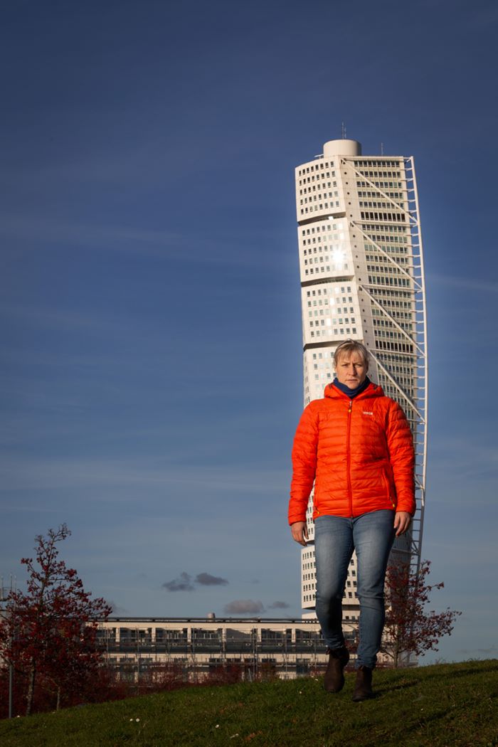 Anja Hamrin framför Turning Torso i Malmö. Foto.