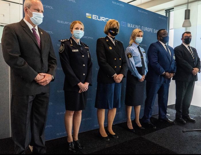 Nyckelpersonerna bakom Trojan Shield: Europols chefer, Nederländernas polis, Linda H Staaf och FBI. Foto.