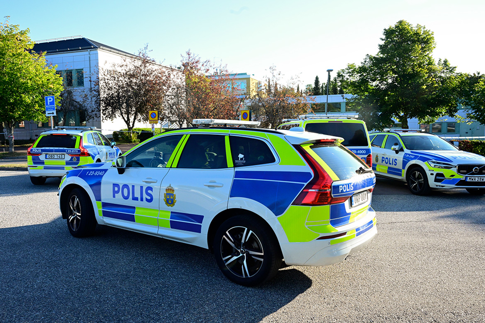 Fyra polisbilar står parkerade utanför Brinellskolan. Foto.