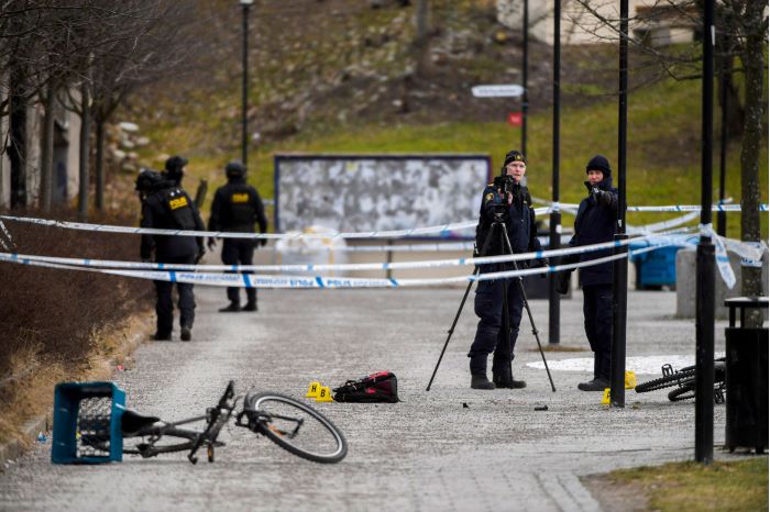 Ett avspärrat område där polisens kriminaltekniker undersöker brottsplatsen. Foto.