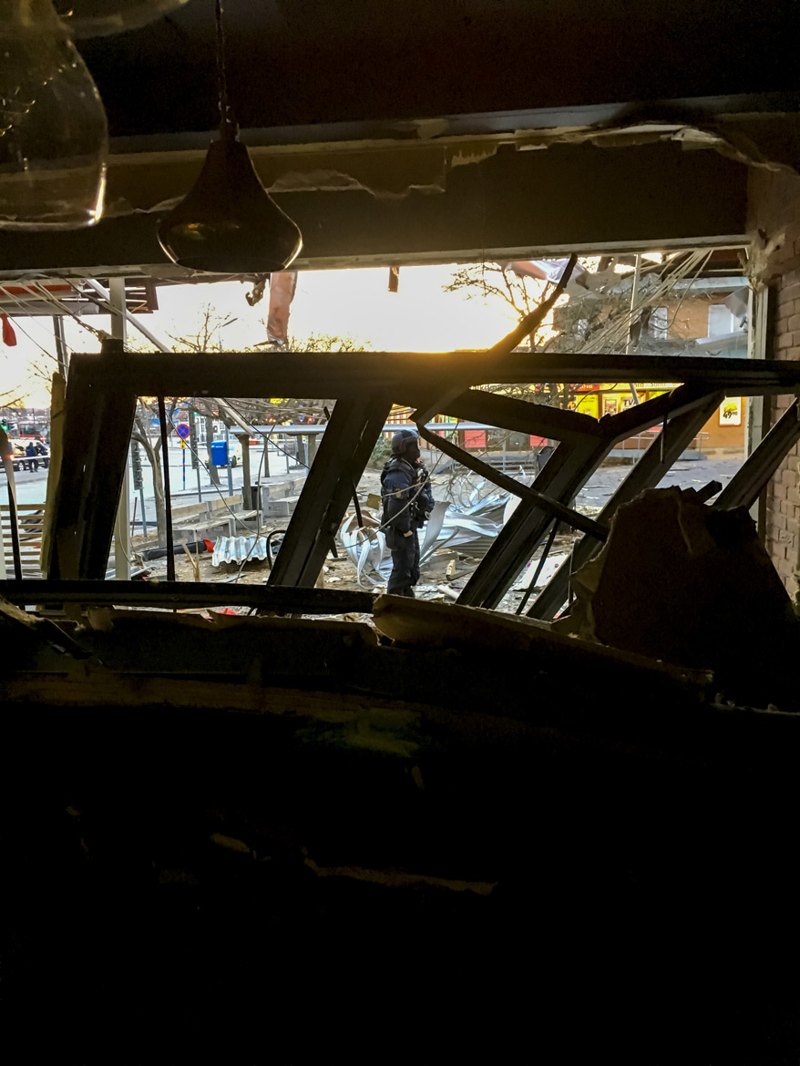 En bombtekniker undersöker en explosionsplats. Foto.