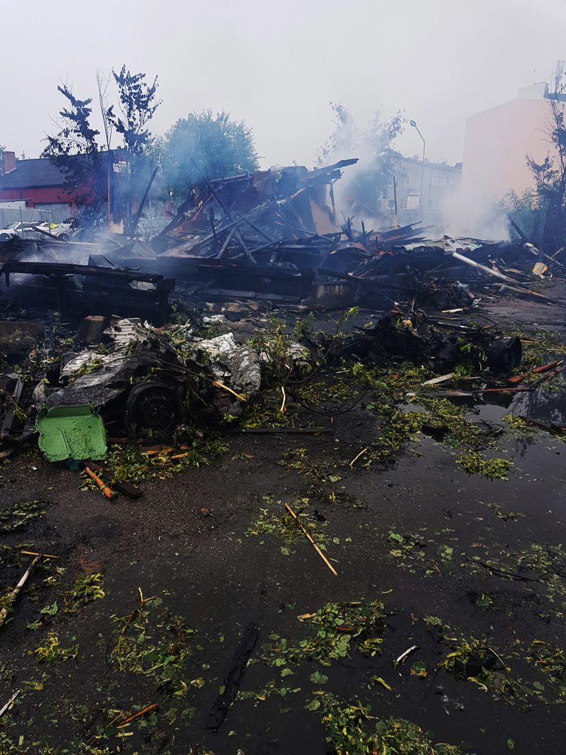 Resterna av en byggnad som brunnit ned till grunden. Foto.