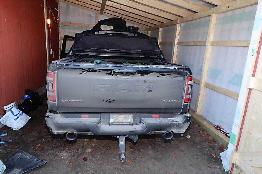 En Dodge Ram står i ett garage. Foto.