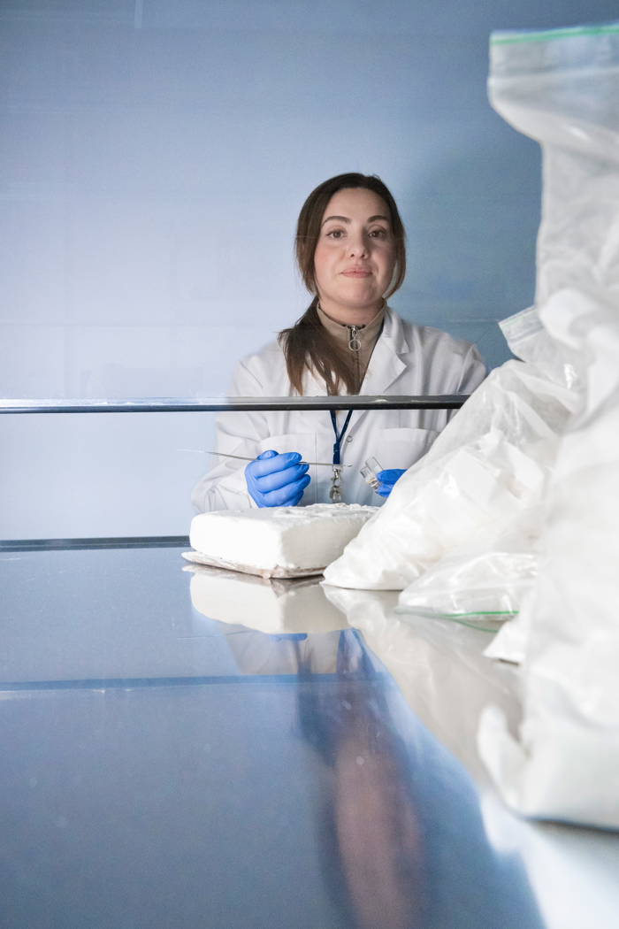 Cornelia Magnås, laborant  i pulvergruppen på nationellt  forensiskt centrum, NFC. Foto.