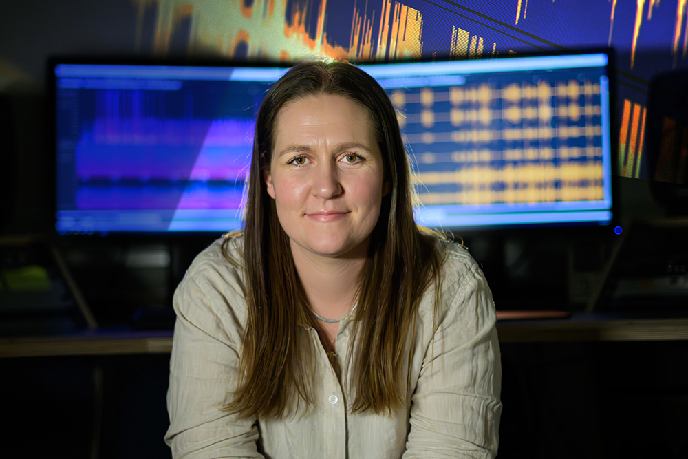 Frida Holmgren Gullö, ljudanalytiker på nationellt forensiskt centrum. Foto.