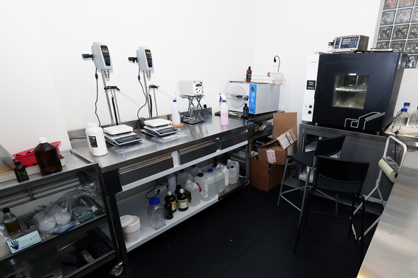 Ett labb med bland annat vacuumtorkskåp och blandarbänk. Foto.