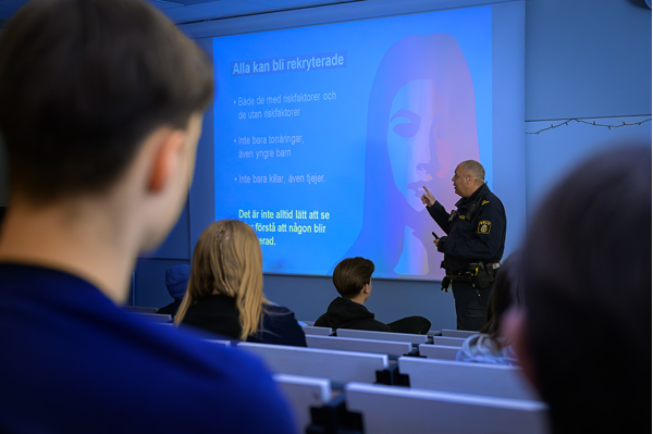 Richard Hedström, områdespolis LPO Enköping/Håbo, föreläser för åttaklassare i en aula. Foto.