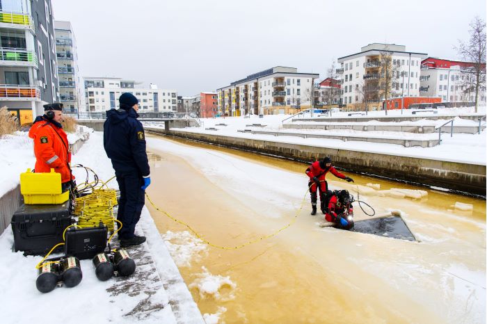 En polisdykare gör sig redo att gå ner under isen. Foto.