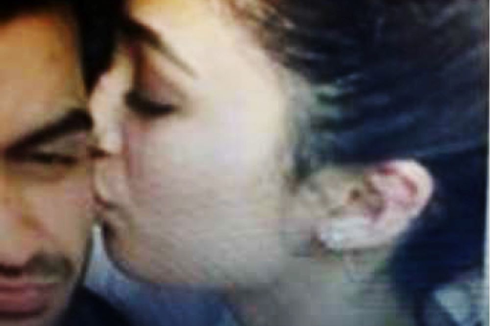 Bilden från förundersökningen, där Zahraa kysser Ramin på kinden.