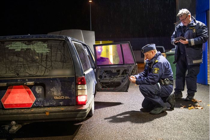 Trafikpolis Marcus Nyman och bilinspektör Tomas Saxén besiktar ett fordon. Foto.