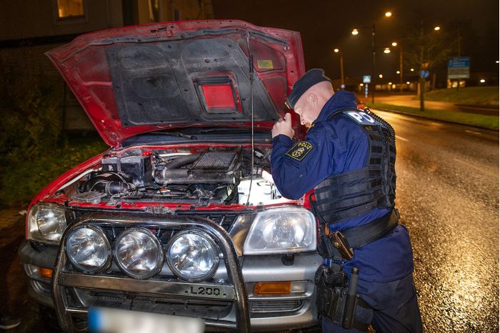 Trafikpolis Petter Magnusson gör en flygande inspektion av en a-traktor. Foto.