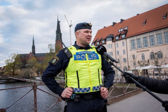 Polis intervjuas i Uppsala