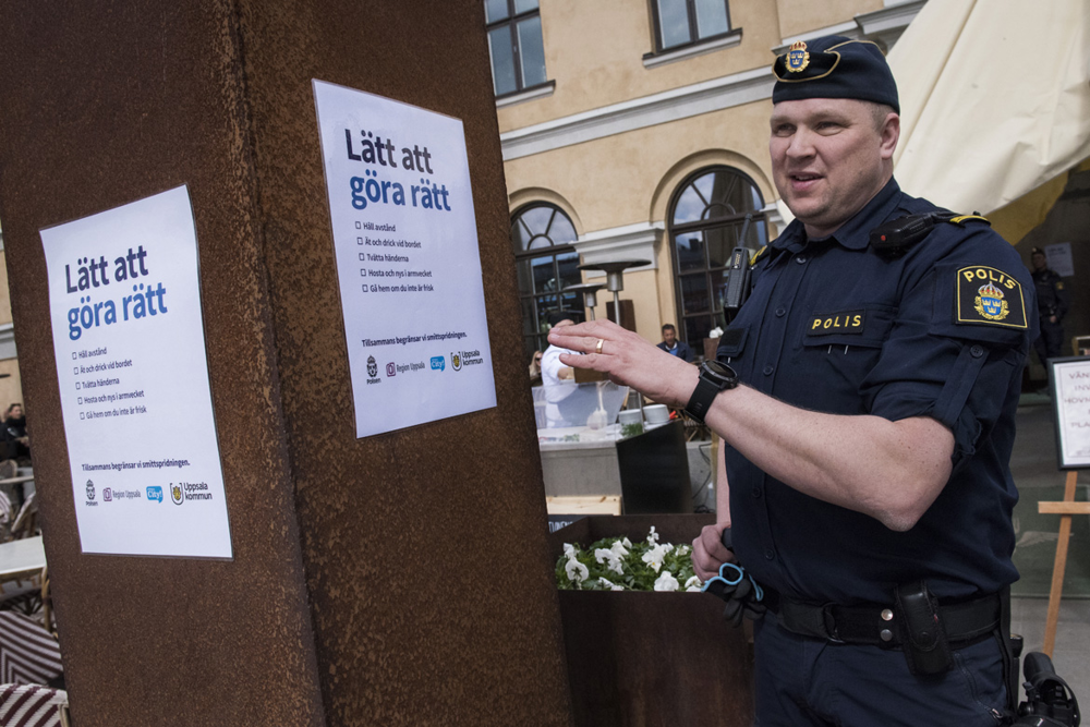 Polis framför restaurang