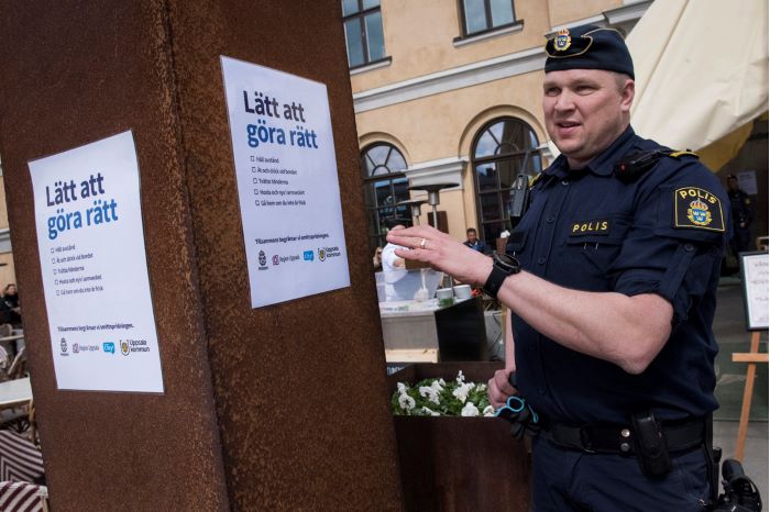 Polis framför restaurang