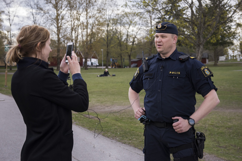 Polis framför kameran