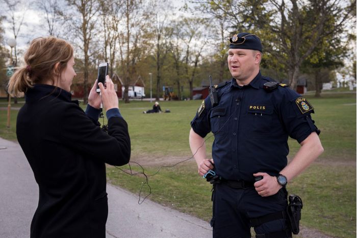 Polis framför kameran