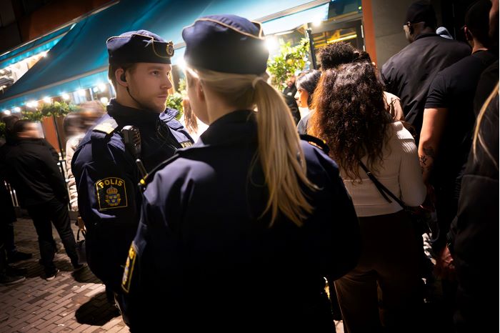 Mattias Brunn och Maja Sandell från LPO Norrmalm inspekterar krogkön. Foto.