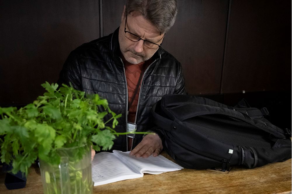 En handläggare från Skatteverket går igenom personalligaren på en restaurang. Foto.
