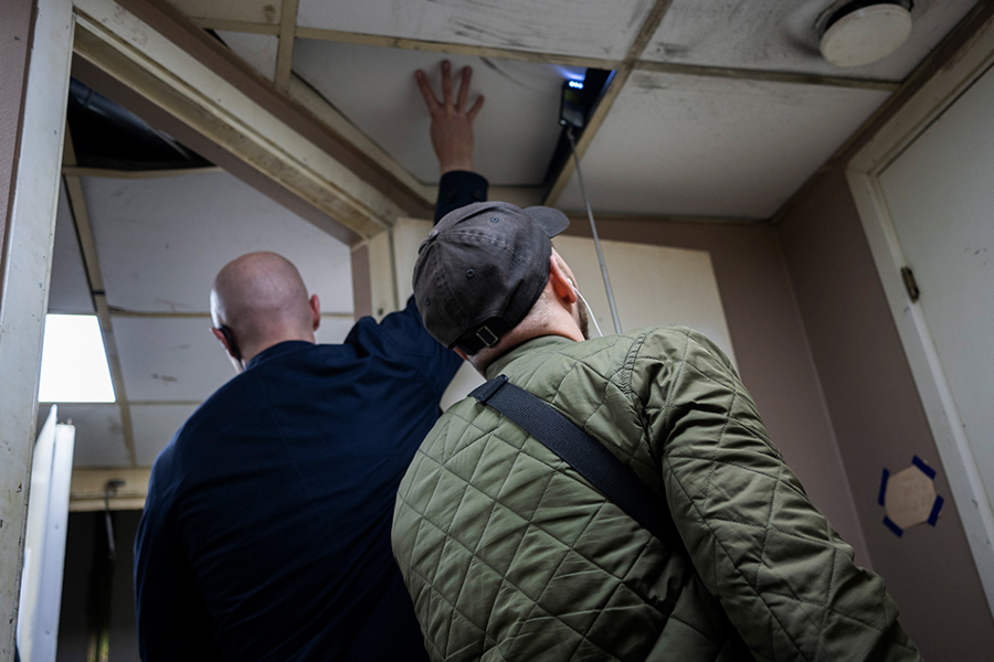 En civil patrull letar efter narkotika ovanför läsa takplattor. Foto.