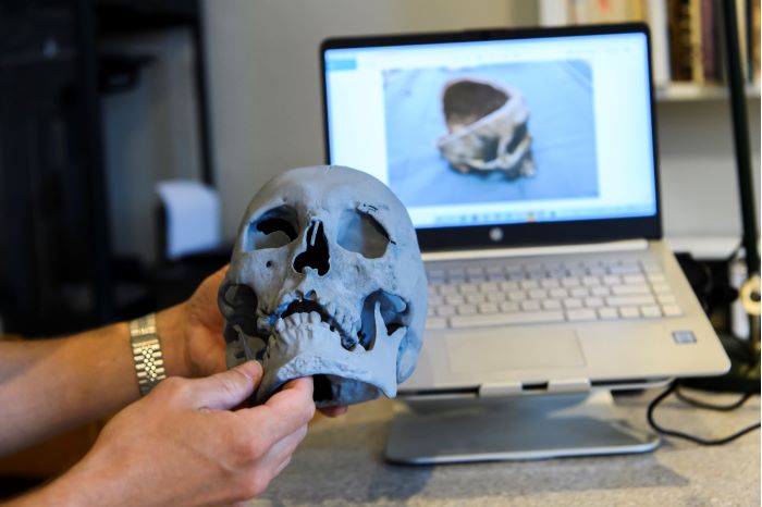 Plastkopian av kraniet, som har skrivits ut med en 3D-skrivare. foto.