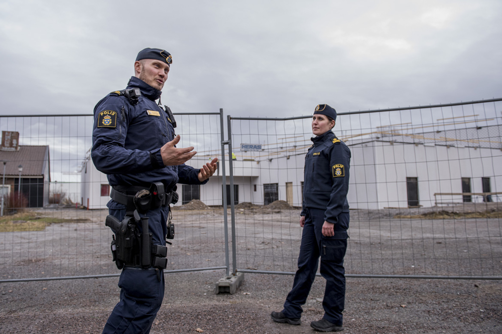 Poliser framför moskén
