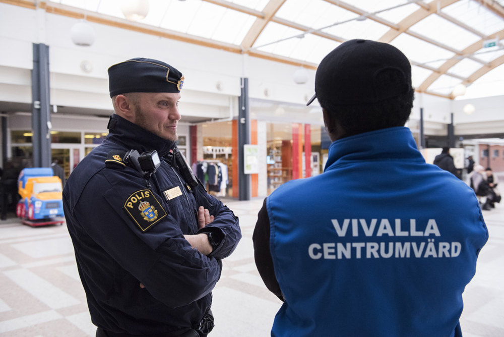 Polis pratar med centrumvärd