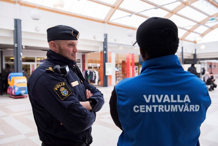 Polis pratar med centrumvärd