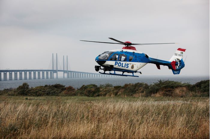 En polishelikopter som svävar i luften