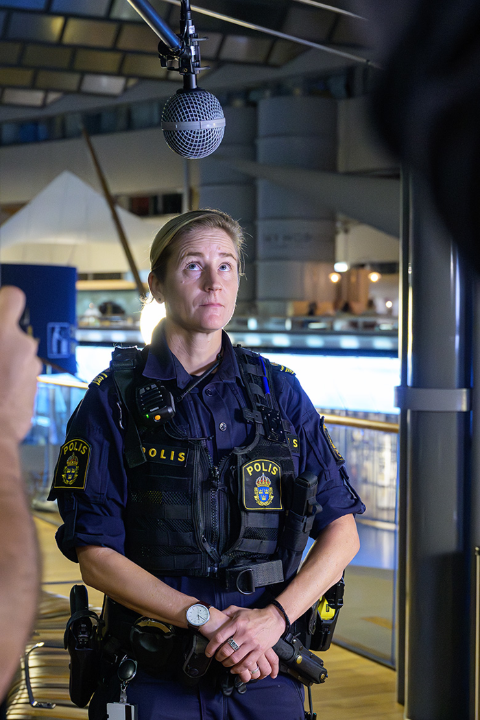 Lina gör sig redo för synk och sneglar upp mot micken ovanför huvudet. Foto.