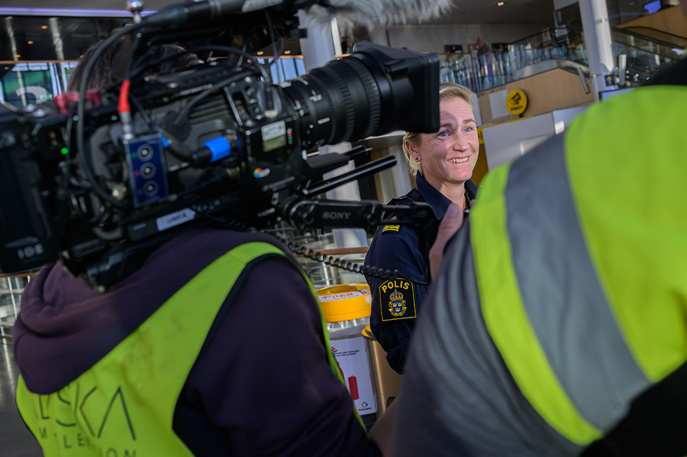 Lina står framför kameran i en tagning. Foto.