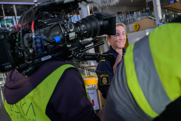 Lina står framför kameran i en tagning. Foto.