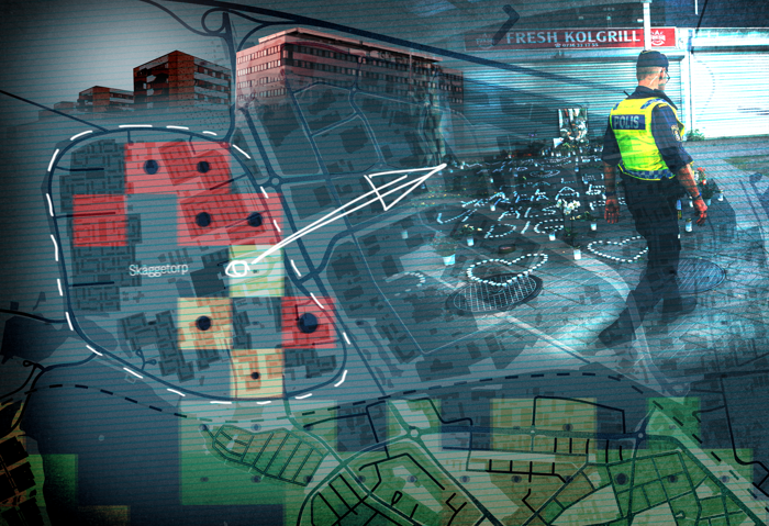 En polis ses gå förbi en plats där någon skjutits och där har lämnats blommor, ljus och avskedshälsning. Runtom ses en kartbild över Skäggetorp och några flerbostadshus. Illustration.