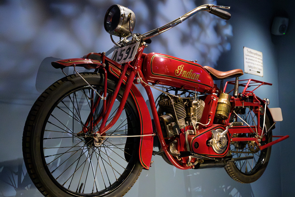 En röd polismotorcykel av märket Indian Power Plus hänger från taket. Foto.