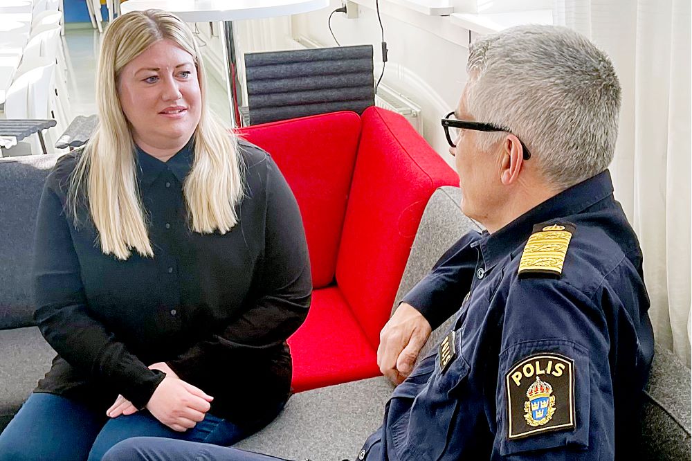 Anders Thornberg samtalar med den civila utredaren Anette Ridderstedt i en soffa. Foto.