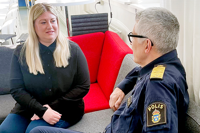Anders Thornberg samtalar med den civila utredaren Anette Ridderstedt i en soffa. Foto.