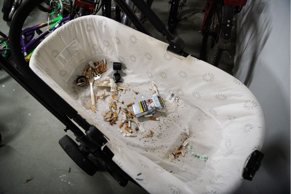 I en barnvagn ligger rester av jointar. Foto.