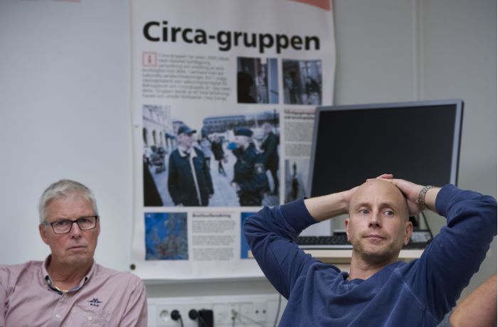 Håkan Carlsson och Niklas Källman sitter vid ett bord i ett konferensrum, med en whiteboard-tavla i bakgrunden.