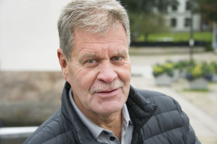 Claes Persson, som bär svart vadderad jacka och grå skjorta, tittar in i kameran