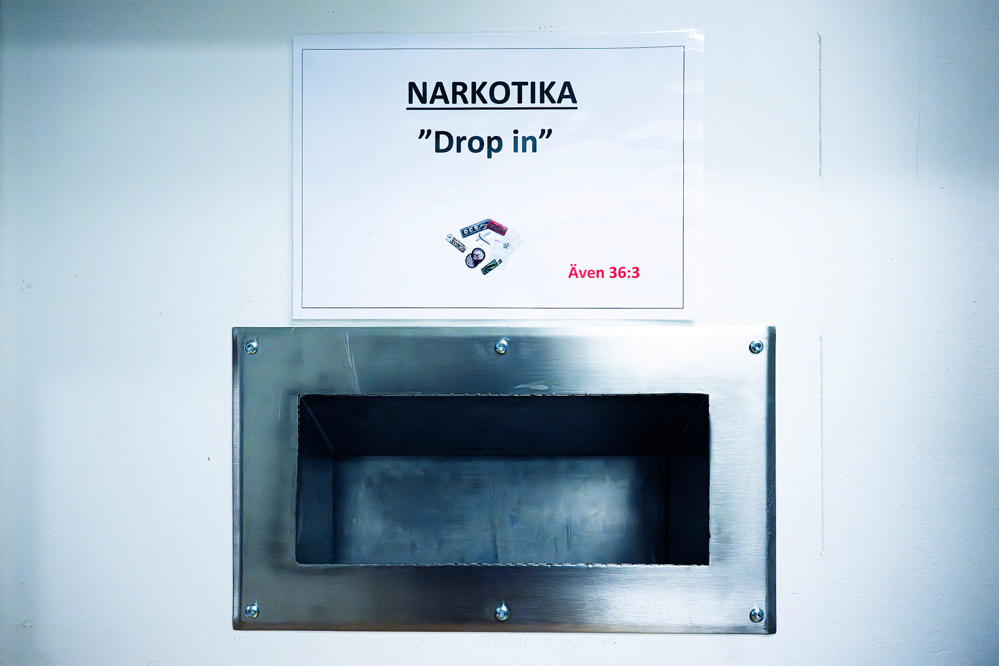 En metallucka med texten "Narkotika drop in". Foto.