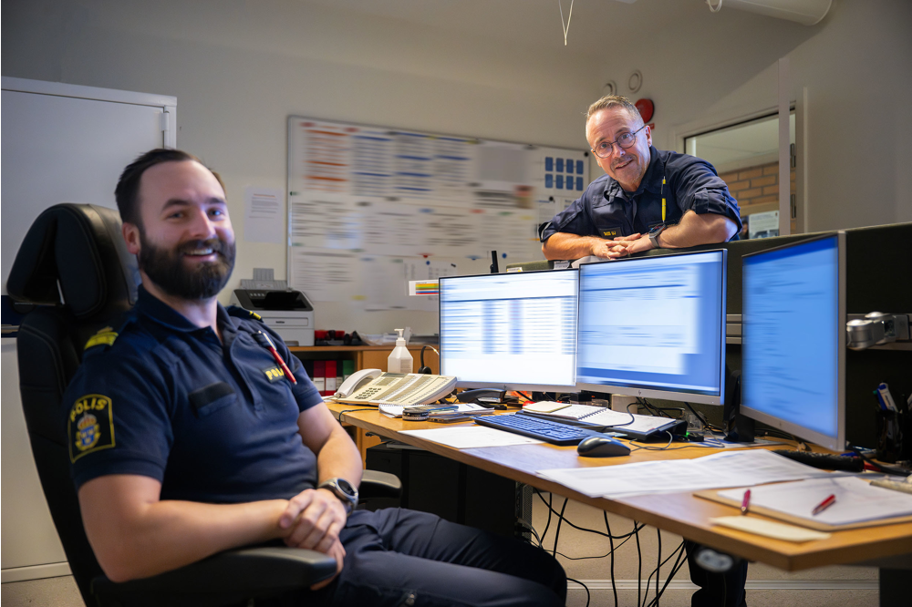 Glenn Göransson pratar med Alfred Wiik, områdesansvarig jourutredningsbefäl. Foto.