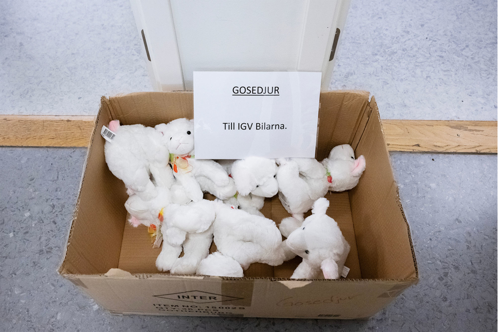 En kartong med gosedjur till IGV-bilarna står på golvet. Foto.