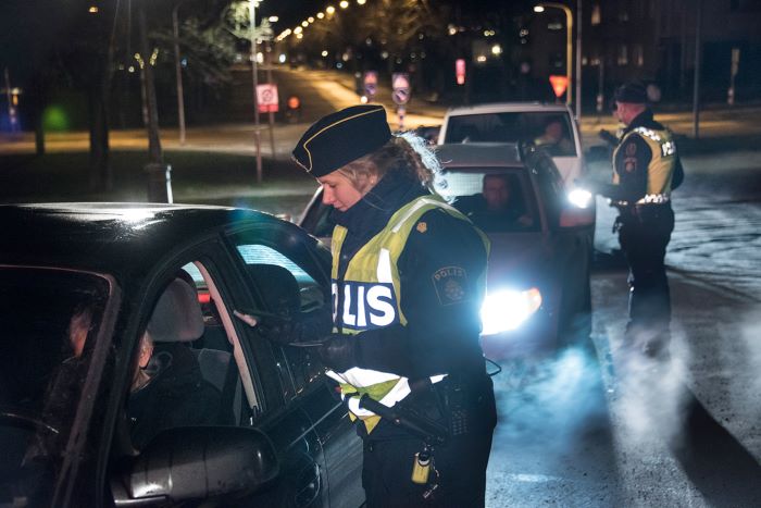 Poliser genom för en nykterhetskontroll