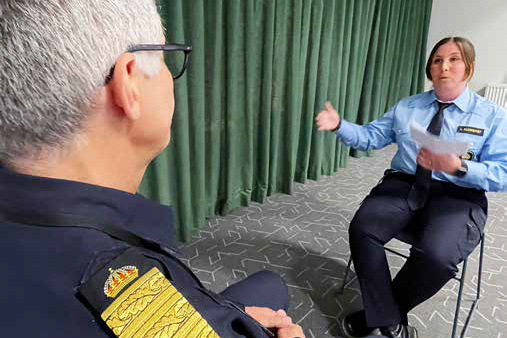 Anders Thornberg sitter och pratar med Linnea Blomqvist. Foto.