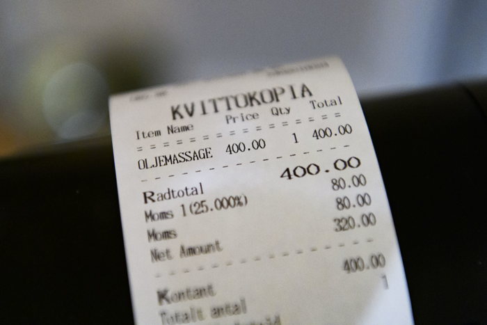 Ett kvitto där det står "Oljemassage 400 kr". Foto.