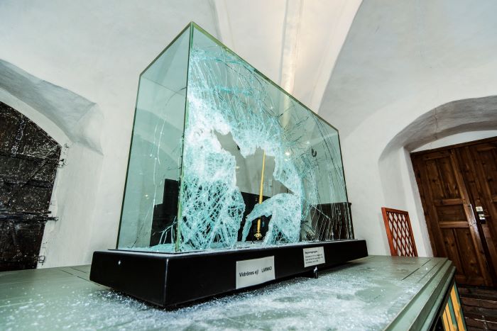 En krossad glasmonter där man ser en guldspira inuti. Foto.