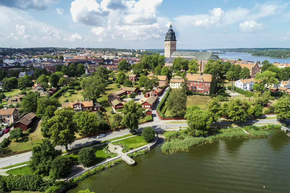 Översikt av Strängnäs med domkyrkan. Foto.