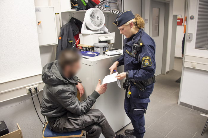 En polis pratar med en misstänkt. Foto.
