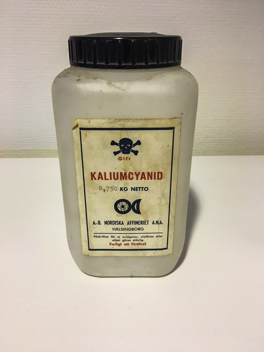 En burk med en dödskalle och texten Kaliumcyanid
