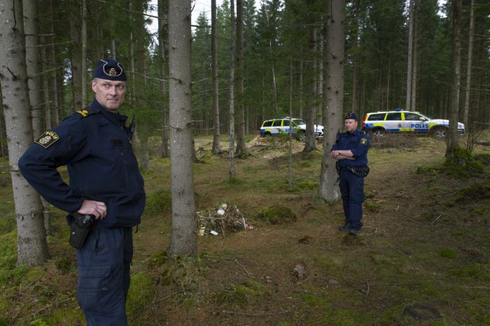 Poliserna Stefan Jalderyd och Nils Öhman vid mordplatsen där den 59-åriga kvinnan hittades.